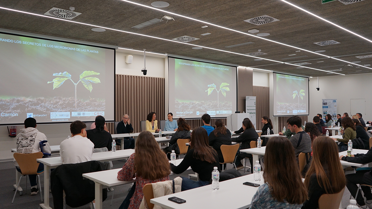 Foto de grupo durante la inauguración del programa MyScientific UMA en la Facultad de Ciencias